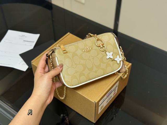 配盒Size：19*12Cm蔻驰 Nolita19麻将包保留原有包型增加了小配饰 和长链条好看又好用！搜索蔻驰Coach 麻将包