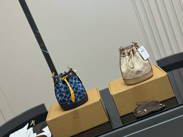 配飞机盒Size：13*16Cm蔻驰 Mini小水桶包超可爱！Coach 是谁还没拥有丹宁牛仔小水桶可可爱爱的小水桶！也太精致可爱了吧搜索 Coach 蔻驰 水