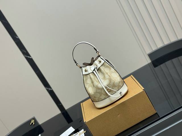 配飞机盒Size：15*18Cm蔻驰 Mini小水桶包超可爱！Coach 是谁还没拥有丹宁牛仔小水桶可可爱爱的小水桶！也太精致可爱了吧搜索 Coach 蔻驰 水