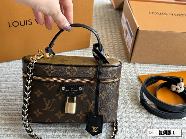 配礼盒L家 新品化妆包 真的是太好看了！很小巧精致，放遥遥领先宽度刚刚好，再大一点的手机应该也可以，太适合春夏了！老花搭什么衣服都好看！好看好看好看！喜欢的姐妹