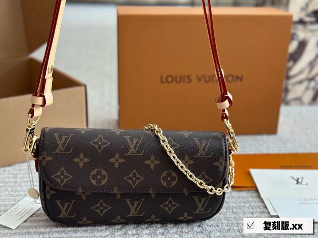 配盒 升级版 Size：22*12Cml家 新晋爆款Ivy Woc这个版本很难得哦！抓紧抓紧！出道即巅峰 双链条设计的麻将包可斜挎可单肩可手提内置卡槽 可爱好用