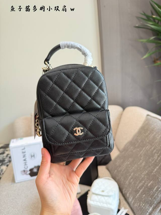 香 奈儿24Cmini小书包自重真的很轻，特别适合平时出门随手拿上，装个手机皮夹啥的毫无压力。14×19双盒