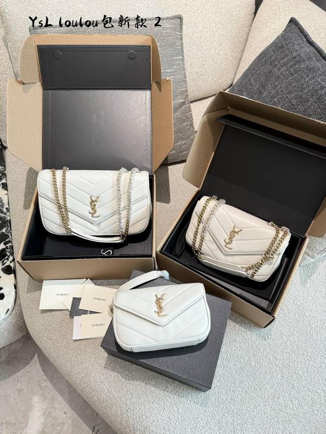 送卡包送镜子最近出门超爱背的包包圣罗兰25早春Loulou款羊皮手感柔柔软软的，新版羊皮另外做了涂层处理，不仅更耐用，还更具光泽感，显的整个包都格外精致，美丽羊