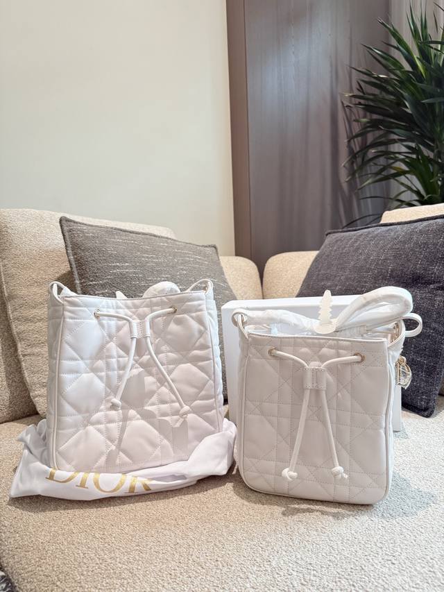 原版牛皮被问爆的Dior D-Motion包包一包难求“#Dior最新款#迪奥 #Dior 包包#Dior2025 新款这款D-Motion手袋是二零二五冬季成