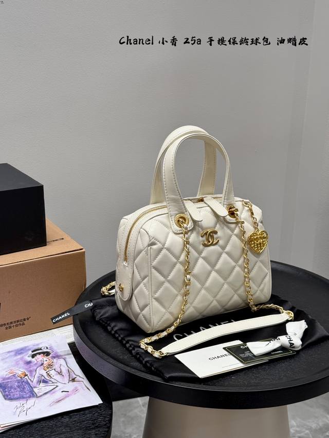 礼盒包装升级版！香奈儿 Chanel 25A保龄球包小号腋下包枕头包可手提亮面油蜡小牛皮，非常有光泽感！美到犯规的保龄球，比起小号我更爱大号！随性大气十分时髦，