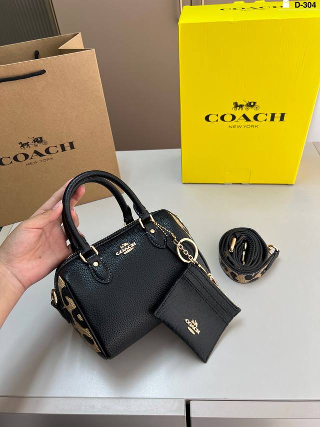 配卡包 Coach蔻驰枕头包手提包经典设计 时尚百搭可手提 可斜挎 上身绝美 D-304尺寸17×11飞机盒