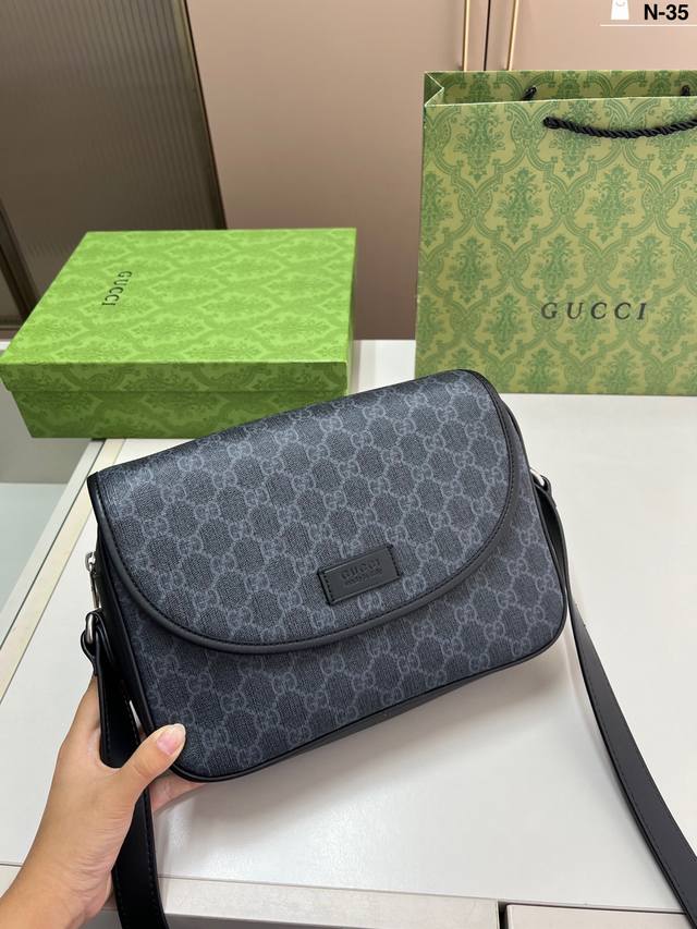 酷奇Gucci 古奇 男士印花邮差包肩背斜挎都可以 男生的福利哦!N-35尺寸27×18配盒 酷奇Gucci 古奇 男士印花邮差包肩背斜挎都可以 男生的福利哦!N-35尺寸27×18配盒