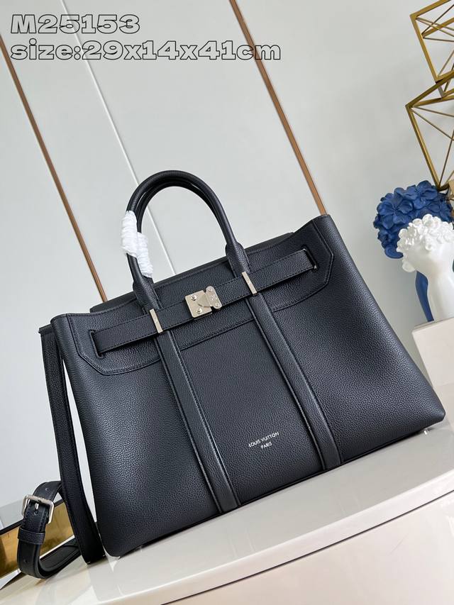 顶级原单 M25153黑 本款 Georges Tote 手袋以路易威登创始人之子命名，依托品牌精湛匠艺缔造商务佳选。细腻 Cuir MilléSime 粒面牛