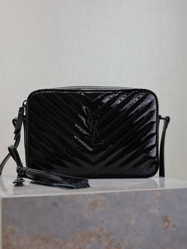 黑色漆皮黑扣 Lou相机包_顶级进口意大利牛皮相机包，香港购入Zp开模打版，做到一模一样！非常精致！可调节式肩带搭配时尚流苏吊坠！百分百小牛皮，罗缎衬里！包内有