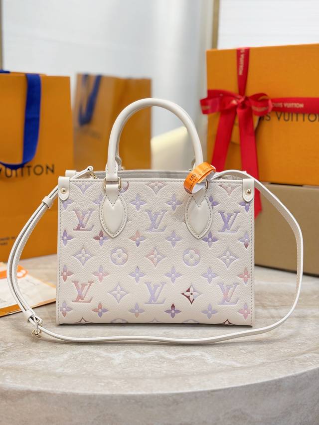 顶级原厂 Onthego 小号手袋 M25770 本款 Onthego 小号手袋出自 Dream 系列 以典雅设计点亮各式造型 Monogram Emprein