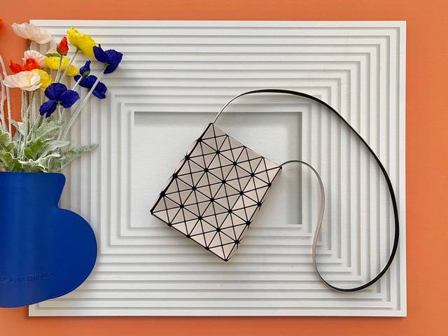 厂价 。 最高版本原厂皮顶级原单配专柜全套包装 Issey Miyake Bao Bao 尺寸:19.5Cm16Cm4Cm Prism系列 磨砂面料 男女通用 厂价 。 最高版本原厂皮顶级原单配专柜全套包装 Issey Miyake Bao Bao 尺寸:19.5Cm16Cm4Cm Prism系列 磨砂面料 男女通用