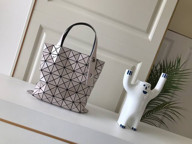 厂价 。 最高版本原厂皮顶级原单配专柜全套包装 Issey Miyake Bao Bao 尺寸:27.5Cm*27.5Cm 相比经典六格，七小格显得更加精致，小