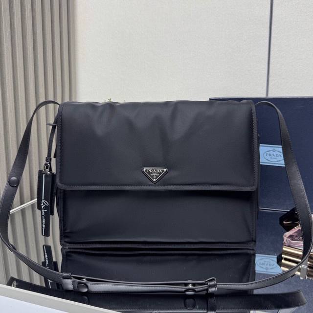 厂价 。 最高版本原厂皮顶级原单配专柜全套包装 顶级原单 爆款邮差包 1Bc2082个包组合成，1包两用多种背法采用进口尼龙元素 简单的最新三角标装饰，整体低调