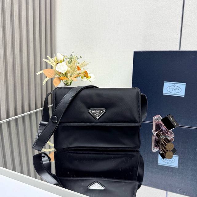 厂价 。 最高版本原厂皮顶级原单配专柜全套包装 顶级原单 春季新款小号尼龙单肩包1Bd313混搭理念贯穿于Prada的叙事语言中，藉由材质、廓形和功能之间别样的
