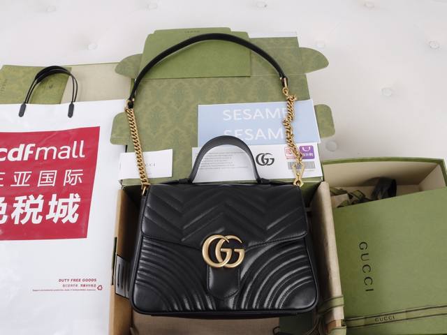 厂价 。 最高版本原厂皮顶级原单配专柜全套包装 简介：此款链带肩背包精心打造，配以嵌花织带条纹细节，彰显复古风格设计。延伸横跨手袋正面的龙形图案由意大利工匠精心