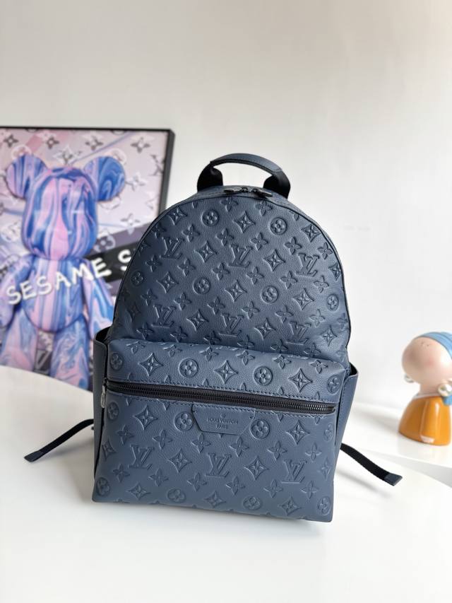 163C动态芯片 海外原单M14884独家实拍!本款 Discovery 小号双肩包以 Monogram Shadow 压纹牛皮革塑造宽敞空间与圆润构型,借 M 163C动态芯片 海外原单M14884独家实拍!本款 Discovery 小号双肩包以 Monogram Shadow 压纹牛皮革塑造宽敞空间与圆润构型,借 M