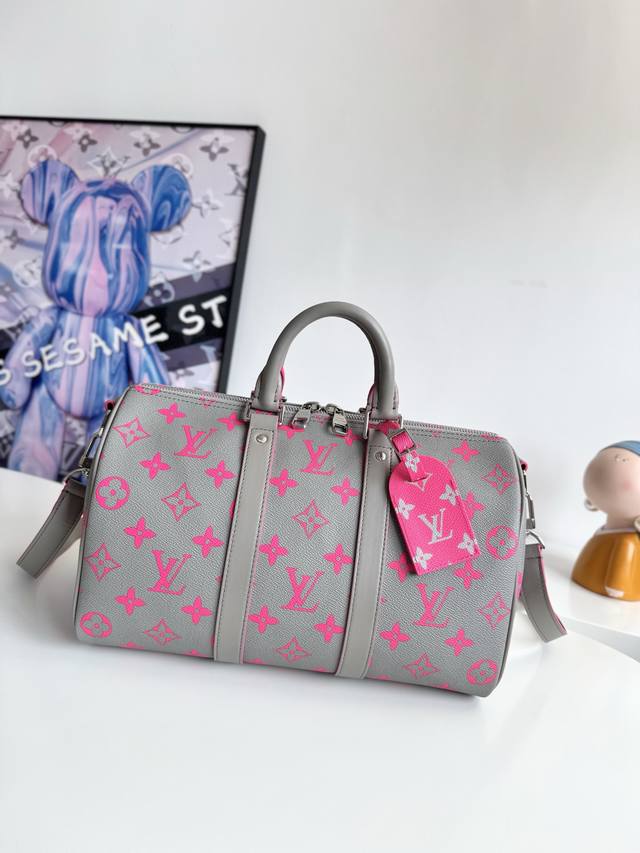 163C动态芯片』 海外原单M15023独家实拍！中号Keepall BandoulièRe 35包采用Monogram Glow涂层帆布制成，搭配牛皮装饰。鲜