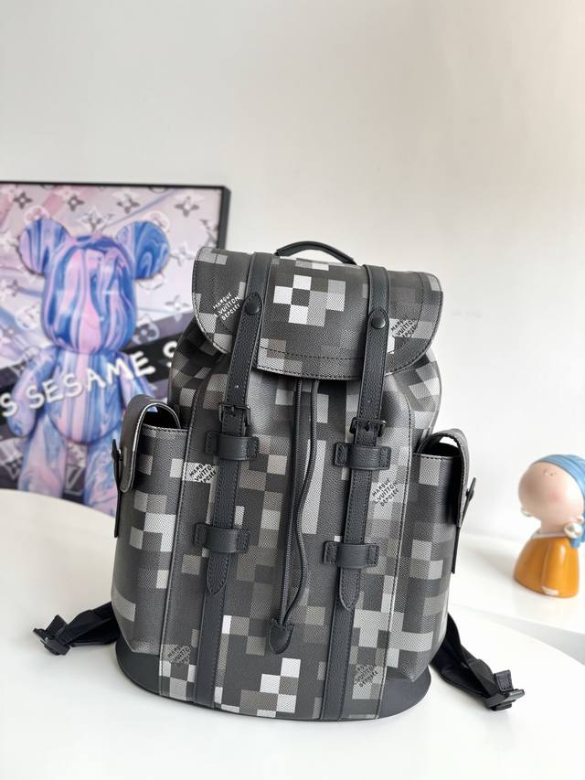 海外原单M14952独家实拍！本款 Christopher 中号双肩包选用 Damoflage Black 帆布塑造摩登考究构型，并以像素效果重构经典 Dami