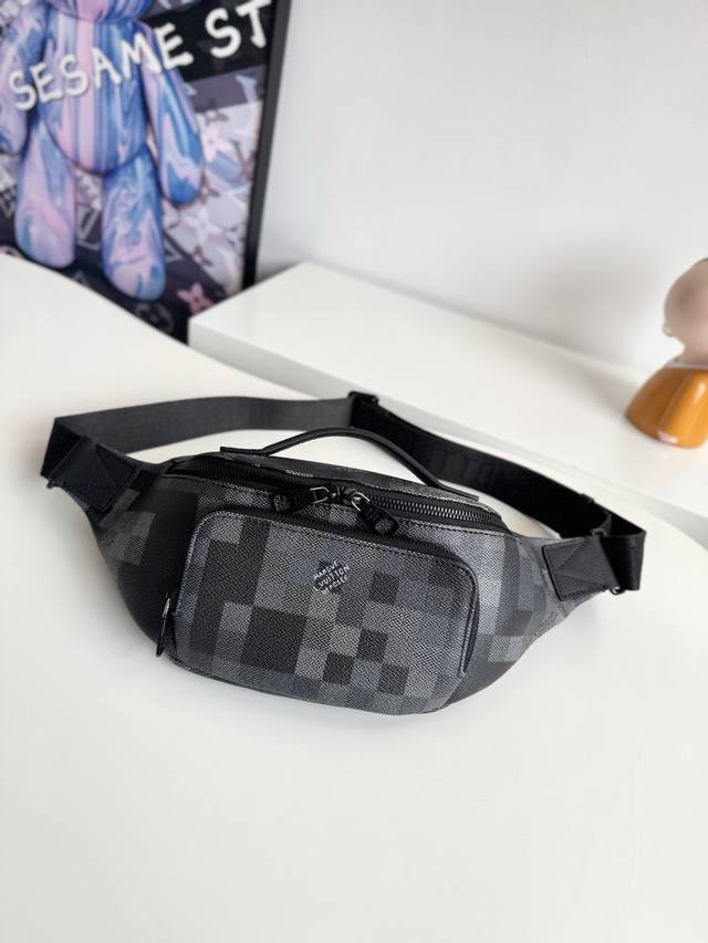 动态芯片配专柜包装』 海外原单M14920独家实拍！这款Rush Bumbag由Damoflage黑色帆布制成，大胆而现代，非常适合那些追求轻松酷炫氛围的人。标