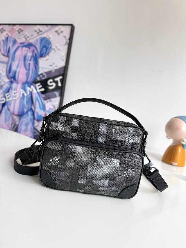 动态芯片配专柜包装』 海外原单M14988独家实拍！本款 Nil 邮差包取材 Pharrell Williams 焕新演绎的 Damoflage Black 涂