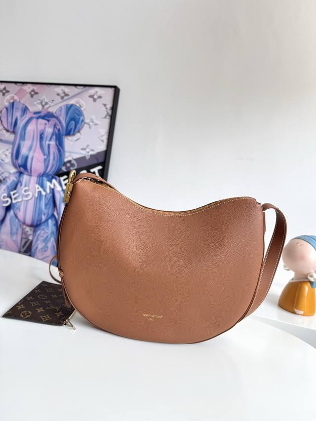 163C动态芯片配专柜包装』海外原单M14642独家实拍！路易威登推出 Low Key Cookie 中号手袋，以典雅设计彰显品牌传承和精湛匠艺。柔软牛皮革将随