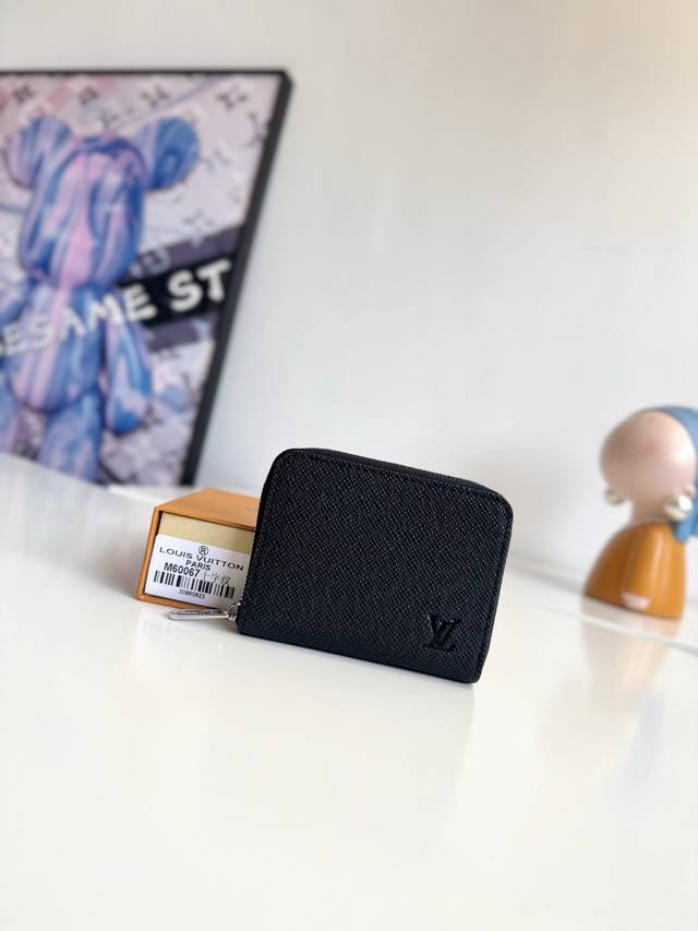 海外原单M60067十字纹独家实拍！这款拉链零钱包为都市人提供了最理想的选择。包身精巧紧凑，可以用来装零钱、信用卡和折叠起来的纸币。即使身上的口袋小，也可轻松地