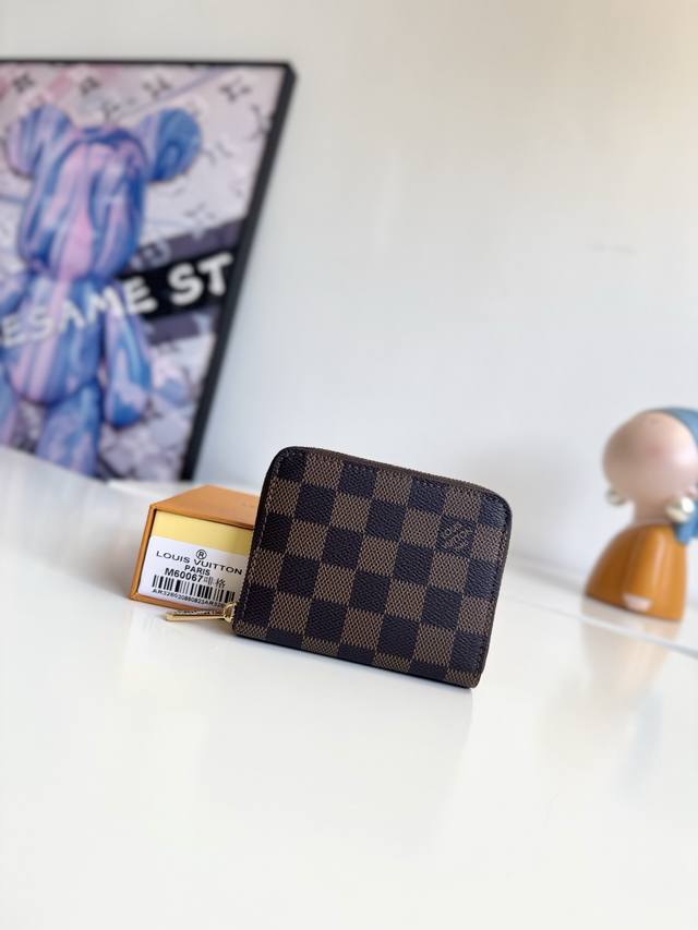 海外原单N60067啡格独家实拍！这款拉链零钱包为都市人提供了最理想的选择。包身精巧紧凑，可以用来装零钱、信用卡和折叠起来的纸币。即使身上的口袋小，也可轻松地将