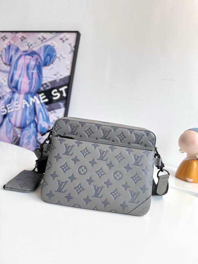 163C动态芯片配专柜包装』 海外原单M46603独家实拍！本款 Trio 邮差包取材 Monogram 压纹牛皮革，拉链前袋和肩带处的小号零钱包均可拆卸，与主