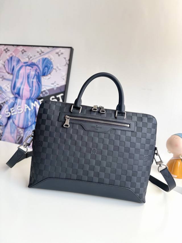 动态芯片 海外原单N41019独家实拍！此款由柔软Damier Infini格纹皮革裁制而成的Avenue Soft公文包拥有多种背携方式，十分实用。可存放一台