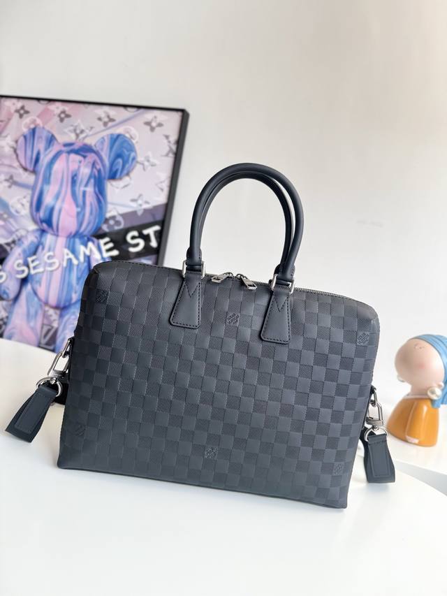 动态芯片 海外原单N48224压格独家实拍！Porte-Documents Jour 公文包采用了柔软的Damier Infini皮革，对都市男性而言，该款包袋