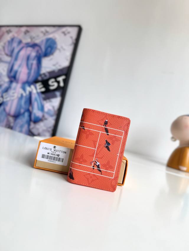 海外原单M14883橙色独家实拍！本款口袋钱夹取材 Colored Monogram 帆布，将写实风格的运动员图案和剪影化作袖珍运动场景印花，与经典 Monog