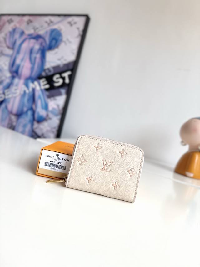 海外原单M60067浸染独家实拍！这款拉链零钱包为都市人提供了最理想的选择。包身精巧紧凑，可以用来装零钱、信用卡和折叠起来的纸币。即使身上的口袋小，也可轻松地将