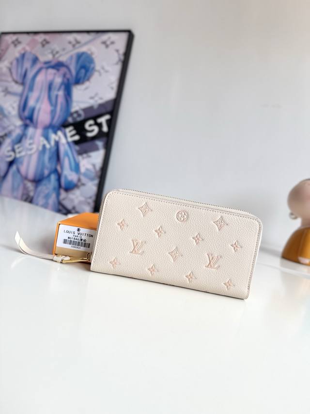 海外原单M61864浸染独家实拍！经典钱夹全新升级！新增四个信用卡槽与一款彩色内衬，以Monogram Empreinte皮革裁制而成，功能更加多样的Zippy