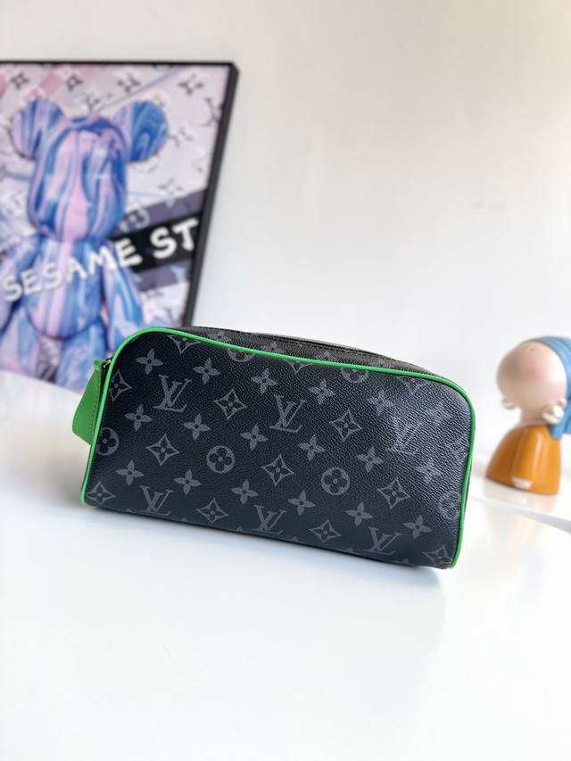动态芯片』 海外原单M26433独家实拍！本款 Dopp Kit 盥洗袋首度为 Monogram Eclipse 涂层帆布搭配明丽皮革，令功能设计释放动感气息。