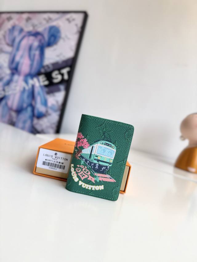 海外原单M25971火车绿色独家实拍！本款口袋钱夹以 Monogram 帆布包裹牛皮革内衬，再为缤纷和风图案融入路易威登标识，令经典设计流露别致气息。精巧构型囊
