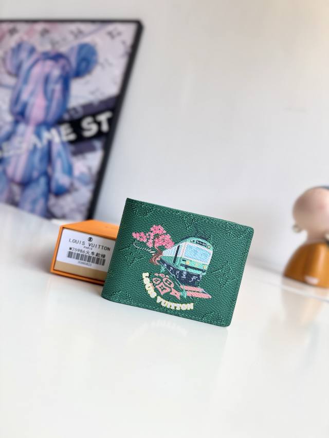 海外原单M25986火车绿色独家实拍！本款 Slender 钱夹取材 Monogram 涂层帆布，搭配生动日式印花。精巧构型设有多重卡位和票据隔层。尺寸：11×
