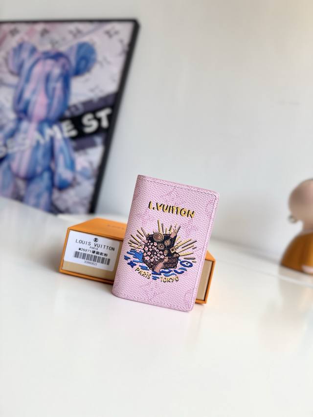 海外原单M25971硬箱粉色独家实拍!本款口袋钱夹以 Monogram 帆布包裹牛皮革内衬,再为缤纷和风图案融入路易威登标识,令经典设计流露别致气息。精巧构型囊 海外原单M25971硬箱粉色独家实拍!本款口袋钱夹以 Monogram 帆布包裹牛皮革内衬,再为缤纷和风图案融入路易威登标识,令经典设计流露别致气息。精巧构型囊