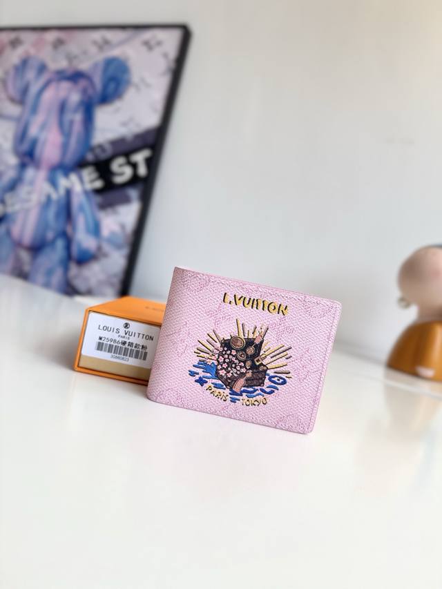 海外原单M25986硬箱粉色独家实拍！本款 Slender 钱夹取材 Monogram 涂层帆布，搭配生动日式印花。精巧构型设有多重卡位和票据隔层。尺寸：11×