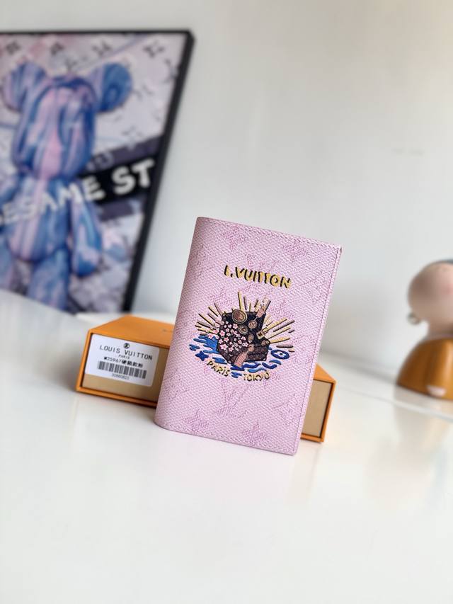 海外原单M25967硬箱粉色独家实拍！本款护照套于 Monogram 帆布表面绘上生动日式印花。内设多重卡位和票据贴袋。尺寸：14×10×2.5Cm