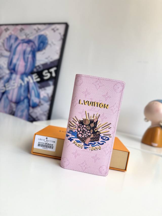 海外原单M25985硬箱粉色独家实拍!本款 Brazza 钱夹为 Monogram 帆布描绘活力盎然的和风图案。经典纤长构型囊括口袋、卡片夹层与拉链零钱隔层。尺 海外原单M25985硬箱粉色独家实拍!本款 Brazza 钱夹为 Monogram 帆布描绘活力盎然的和风图案。经典纤长构型囊括口袋、卡片夹层与拉链零钱隔层。尺