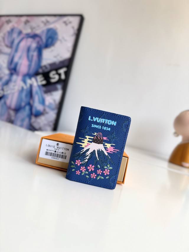 海外原单M25971富士山兰色独家实拍!本款口袋钱夹以 Monogram 帆布包裹牛皮革内衬,再为缤纷和风图案融入路易威登标识,令经典设计流露别致气息。精巧构型 海外原单M25971富士山兰色独家实拍!本款口袋钱夹以 Monogram 帆布包裹牛皮革内衬,再为缤纷和风图案融入路易威登标识,令经典设计流露别致气息。精巧构型