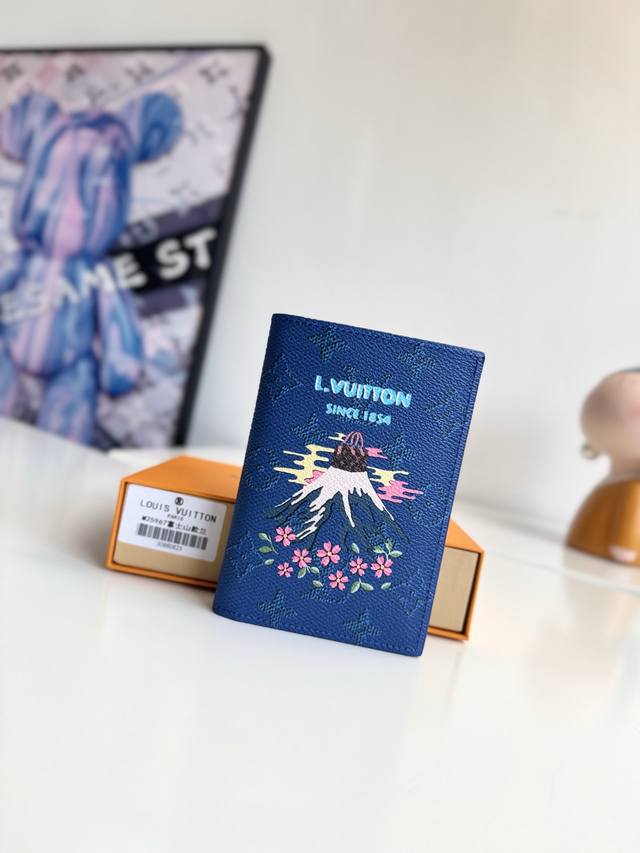 海外原单M25967富士山兰色独家实拍!本款护照套于 Monogram 帆布表面绘上生动日式印花。内设多重卡位和票据贴袋。尺寸:14×10×2.5Cm 海外原单M25967富士山兰色独家实拍!本款护照套于 Monogram 帆布表面绘上生动日式印花。内设多重卡位和票据贴袋。尺寸:14×10×2.5Cm