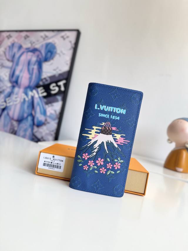 海外原单M25985富士山兰色独家实拍！本款 Brazza 钱夹为 Monogram 帆布描绘活力盎然的和风图案。经典纤长构型囊括口袋、卡片夹层与拉链零钱隔层。