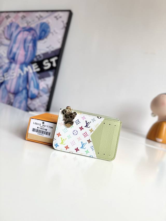 海外原单M13800绿色独家实拍！本款 Romy 卡夹出自路易威登 X 村上隆跨界合作系列，为 Monogram Empreinte 皮革渲染清新色彩，巧妙致意