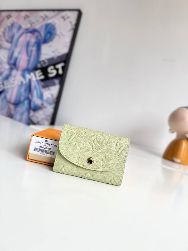 海外原单M14084绿色独家实拍!這款Rosalie零錢包由Monogram Empreinte皮革製造,以Louis Vuitton X Murakami聯乘 海外原单M14084绿色独家实拍!這款Rosalie零錢包由Monogram Empreinte皮革製造,以Louis Vuitton X Murakami聯乘