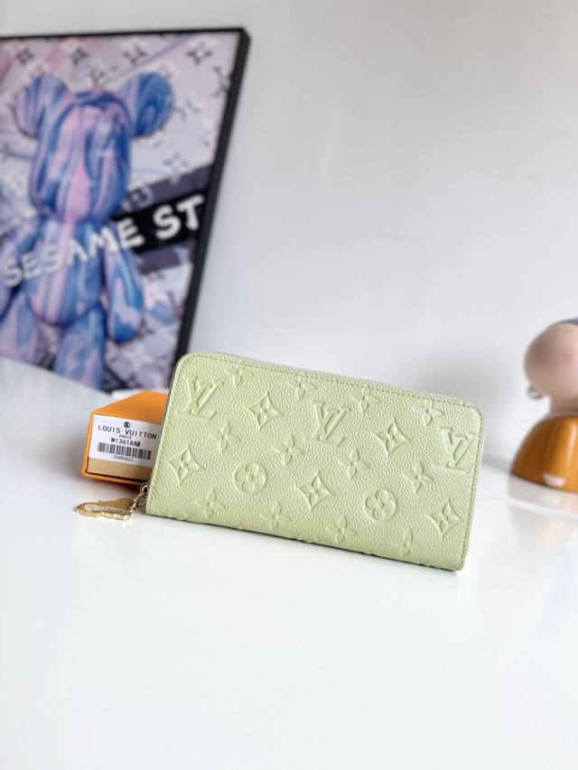 海外原单M13618绿色独家实拍！路易威登经典Monogram图案在柔软细腻的 Monogram Empreinte 皮革上浮现，令品牌标志性的 Zippy 钱