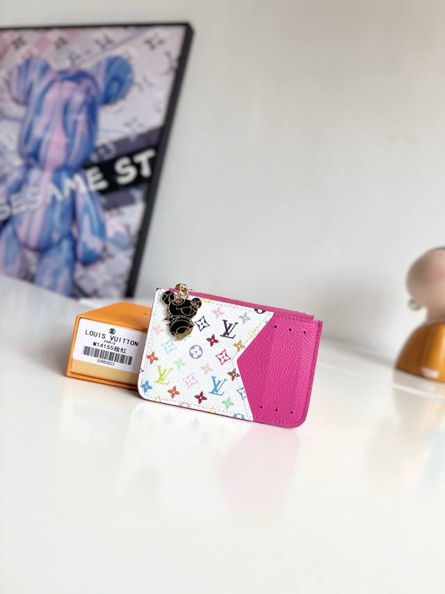 海外原单M14155玫红独家实拍!本款 Romy 卡夹出自路易威登 X 村上隆跨界合作系列,为 Monogram Empreinte 皮革渲染清新色彩,巧妙致意 海外原单M14155玫红独家实拍!本款 Romy 卡夹出自路易威登 X 村上隆跨界合作系列,为 Monogram Empreinte 皮革渲染清新色彩,巧妙致意