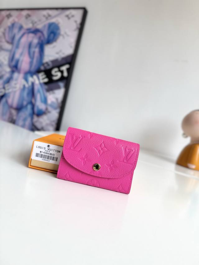 海外原单M14086玫红独家实拍!這款Rosalie零錢包由Monogram Empreinte皮革製造,以Louis Vuitton X Murakami聯乘 海外原单M14086玫红独家实拍!這款Rosalie零錢包由Monogram Empreinte皮革製造,以Louis Vuitton X Murakami聯乘