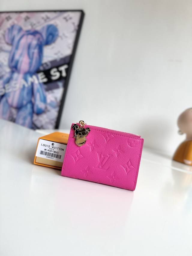 海外原单M14087玫红独家实拍！此款Lisa钱包是日常必备品，设计实用紧凑，具有固定的硬币口袋、钞票隔间和多个卡槽。它由路易威登X村上系列的优雅Monogra