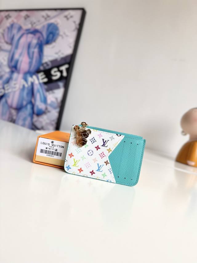 海外原单M14171蓝色独家实拍！本款 Romy 卡夹出自路易威登 X 村上隆跨界合作系列，为 Monogram Empreinte 皮革渲染清新色彩，巧妙致意
